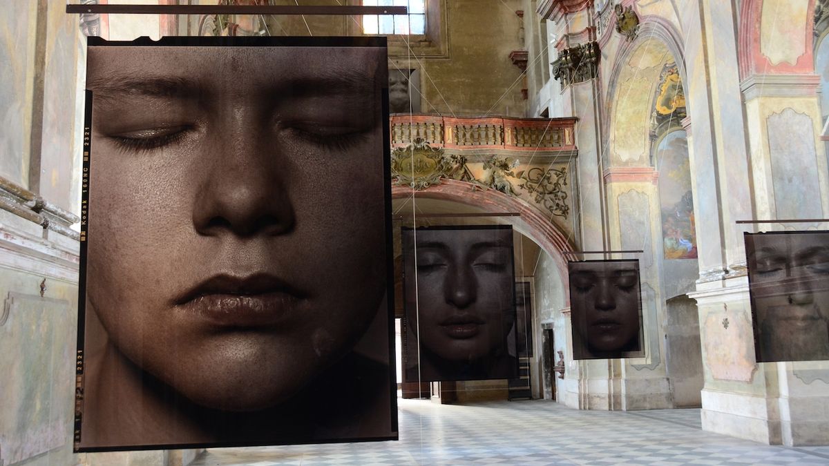 Lidské tváře levitující pod barokní klenbou